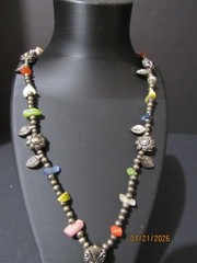 VTG. STYLE POLISHED GLASS STONES & METAL BEADS WITH PENDANT APPROX 28″