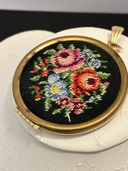 Vintage 1977 Avon Floralpoint Needlepoint Locket Compact Pendant Gold Tone 2″
