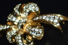 Rare Vintage SWAROVSKI Brooch Pin Sparkly Crystals Gold Tone Swan Mark