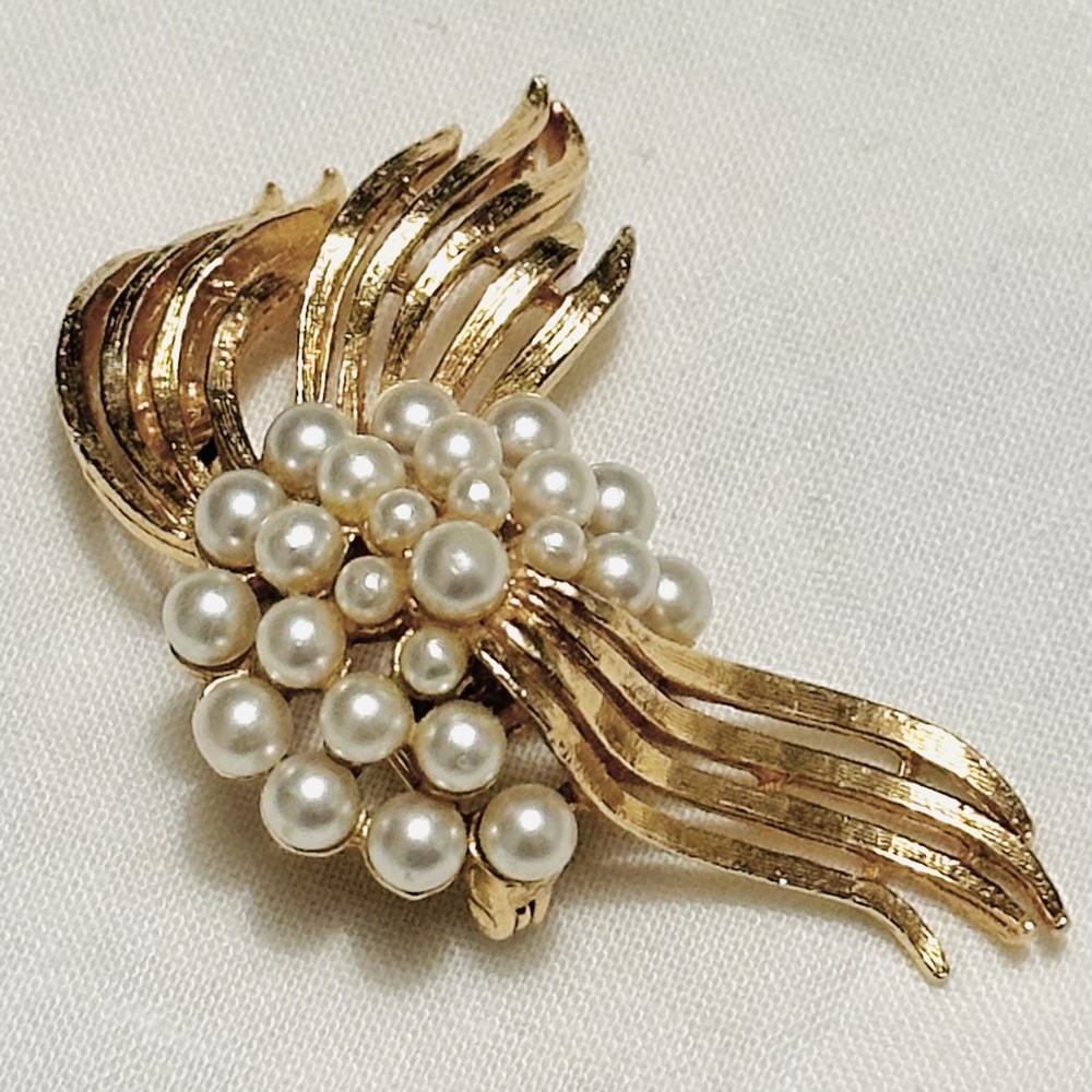 Vintage Signed ART Gold Tone Faux Pearl Floral Brooch/Pin B146
