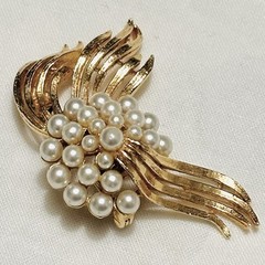 Vintage Signed ART Gold Tone Faux Pearl Floral Brooch/Pin B146