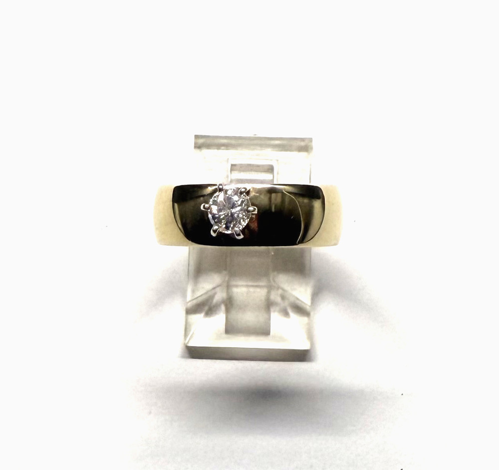 Pre-owned Vintage 14k Band with a 4mm Cubic Zirconia (CZ)