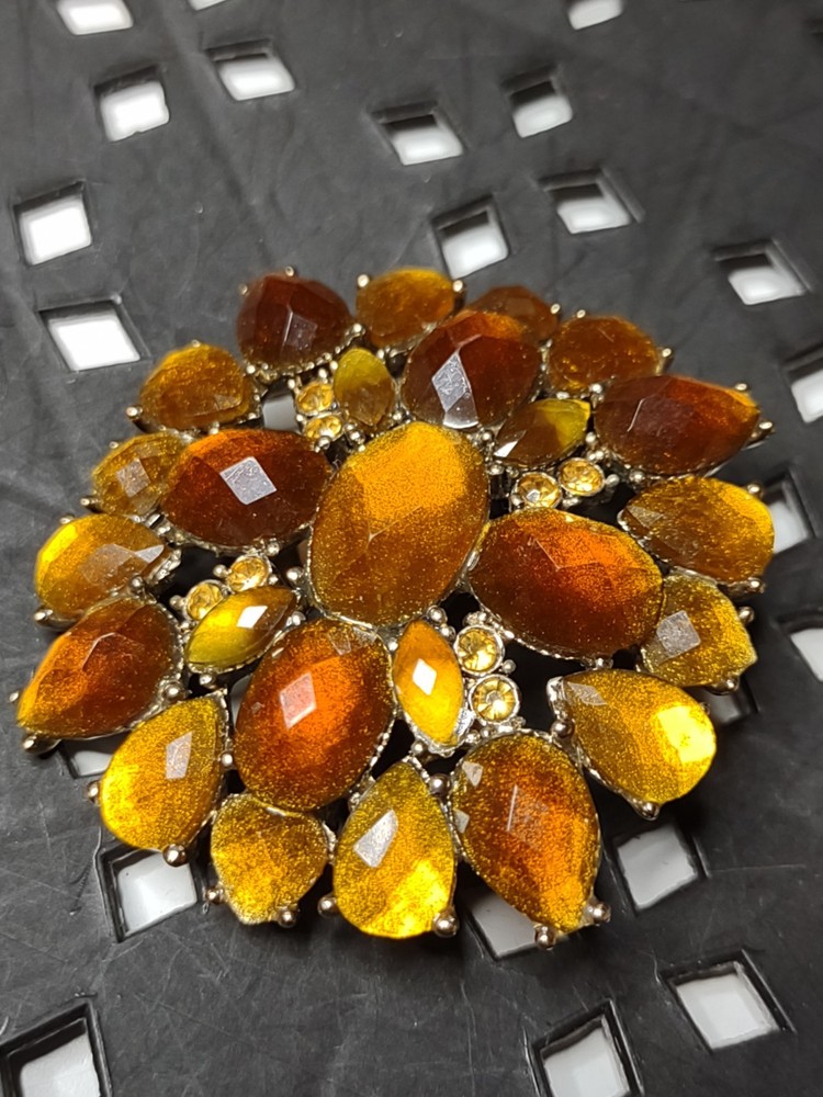 Cute Liz Claiborne Brooch Pin