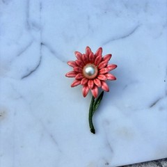 PRETTY IN PINK VINTAGE 60s ENAMEL FLOWER DAISY ON STEM METAL BROOCH ✨