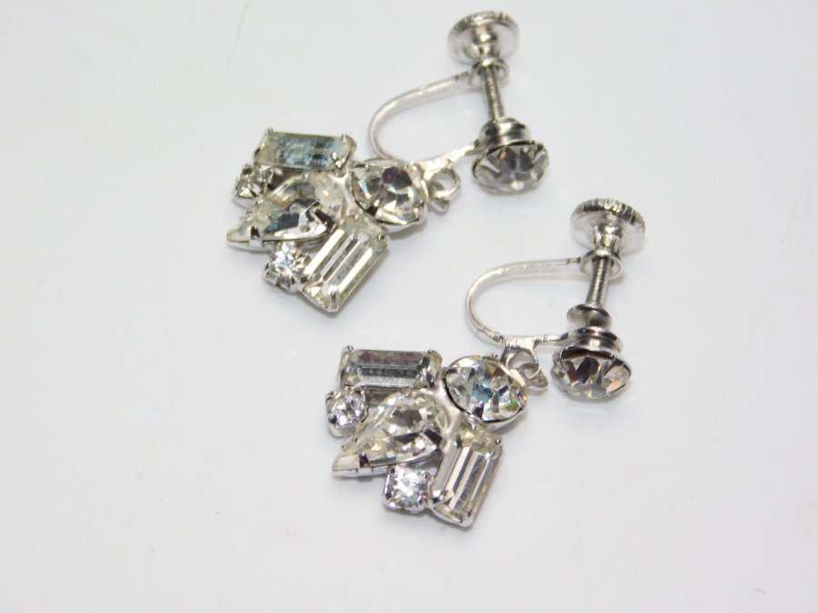 B24-VINTAGE SCREWBACK EARRINGS~LOVELY SILVER TONE/PRONG SET STONES~1/2″ DROP