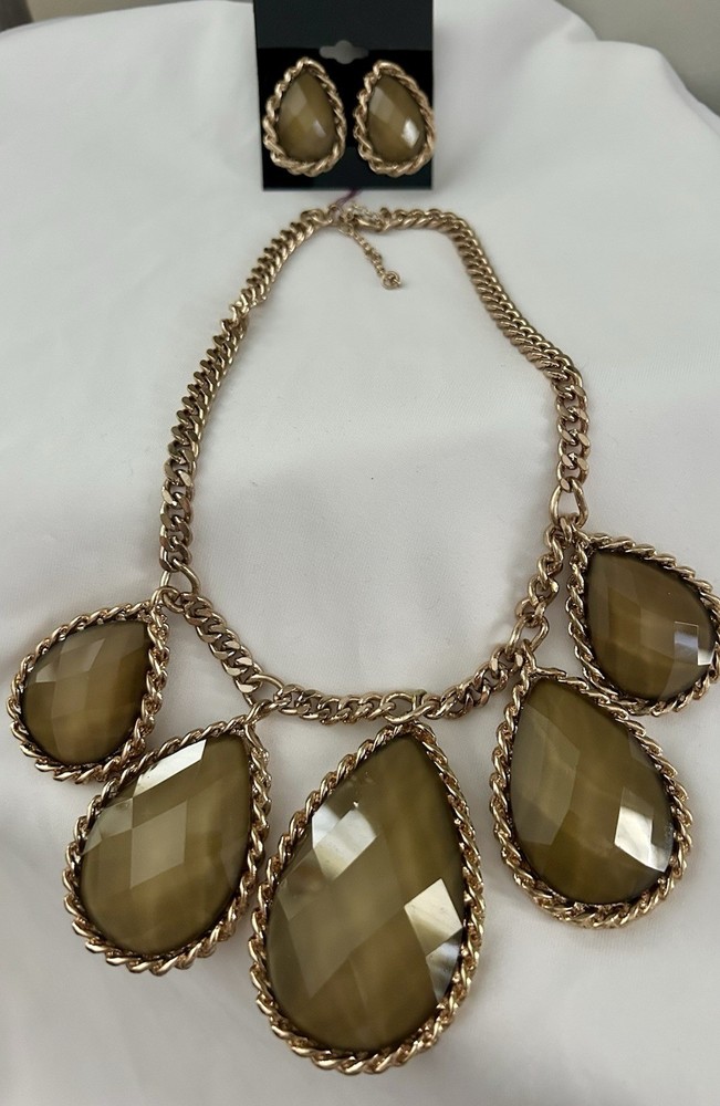 Vintage, gold-tone bib necklace olive-colored faceted teardrop stones, earrings