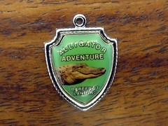 Vintage ALLIGATOR ADVENTURE BAREFOOT LANDING SOUTH CAROLINA SHIELD charm 11-9