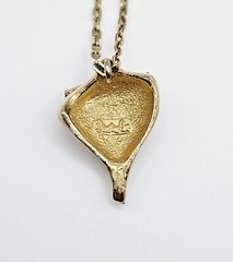 Vintage Direction One Gold Tone Cream Enamel Seashell Pendant Necklace 16″