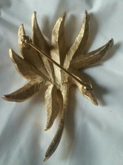 VTG CROWN TRIFARI GOLD TONE METAL WHITE ENAMEL FLOWER PIN BROOCH dated 1955-1969
