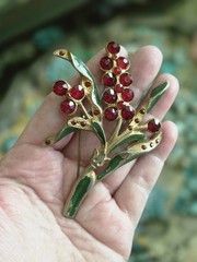 Vintage Pot Metal 1930s Floral Red And Green Goldtone Brooch