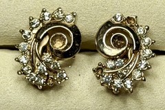VTG 1940’s Crown Trifari Swirl Clip On Earrings In Gold Plate with Rhinestones