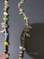 VTG. STYLE POLISHED GLASS STONES & METAL BEADS WITH PENDANT APPROX 28″