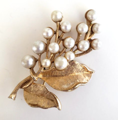 Vintage Mode Art Arthur Pepper Pearl Berries & Leaves Gold Tone Pin 2-5/16″