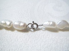 PRETTY 18″ LARGE WHITE BAROQUE PEARLS NECKLACE WITH STERLING SILVER CLASP