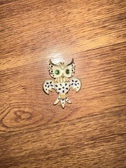 VTG Crown Trifari Sig White Blue Enamel Owl Brooch Green Cabochon Eyes Gold Tone