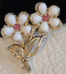 VINTAGE WHITE ACRYLIC DAISY FLOWER ON STEM w PINK CRYSTAL CENTER PIN-1.5″L☆#99