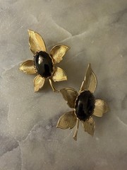 * Vintage Gold Tone Textured Leaf Brooch Pin Set (2) Black Stone Oval Cabochon