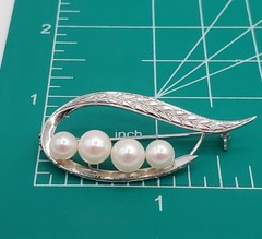 VTG Sterling Silver Brooch 1.75in Leaf Pod 4 Cultured Ivory Pearls MCM 5g Estate