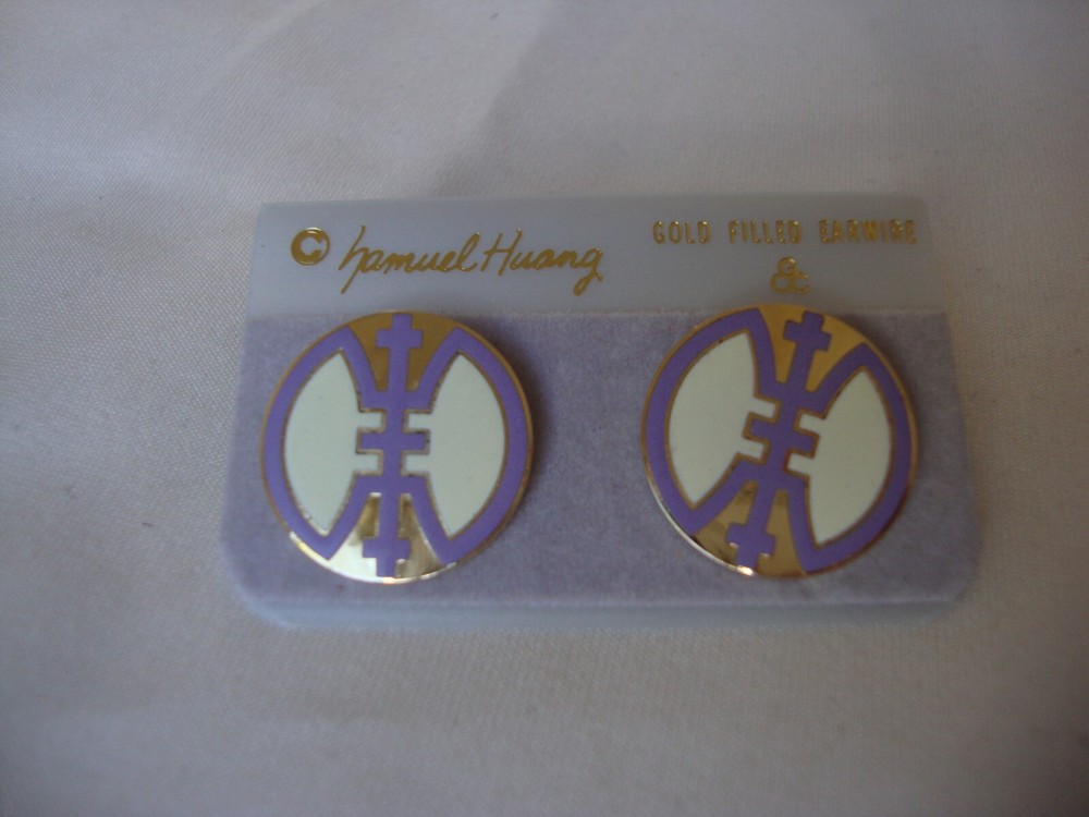 VINTAGE SAMUEL HUANG DESIGNER CLOISONNE ‘SHOU’ LAVENDER & CREAM STUD EARRINGS