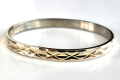 Vintage Diamond Cut Gold Tone Hinged Oval Bangle Bracelet 6-7/8″ Tension Clasp