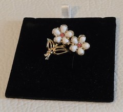 VINTAGE WHITE ACRYLIC DAISY FLOWER ON STEM w PINK CRYSTAL CENTER PIN-1.5″L☆#99