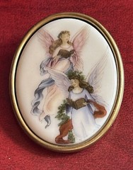 Beautiful Vintage Large Oval Porcelain 2 Beautiful Angels Pin Brooch