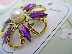 Beautiful Gold Tone Brooch with Purple Zircons and a Faux Pearl