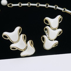 VINTAGE 1950’S CORO WHITE THERMOSET PLASTIC NECKLACE CLIP-ON EARRINGS SET