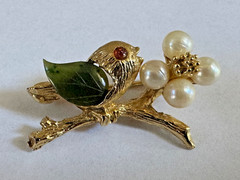 VINTAGE SWOBODA SIGNED GOLD TONE JADE PEARL BIRD ON BRANCH BROOCH PIN 1.5″