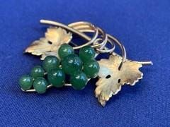 Vtg Gold Filled Krementz Grape Cluster Brooch 7.48g Jewelry Jade Look Stones Pin