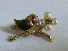 VINTAGE SWOBODA SIGNED GOLD TONE JADE PEARL BIRD ON BRANCH BROOCH PIN 1.5″