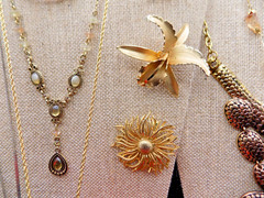 VINTAGE JEWELRY LOT Many Signed Necklaces Brooches Earrings & Bracelets (L2)