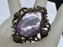 VINTAGE BRASS OR METAL ALLOY FACETED LILAC LUCITE VICTORIAN STYLY BROOCH PIN