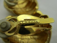 VINTAGE ESTATE JEWELRY ST JONN METAL ENAMEL CREAMY BEIGE SWIRL CLIP ON EARRINGS