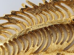 Signed MONET Textured Gold Tone Fern Leaf Feather Brooch Pin Vintage 3.5 Inches