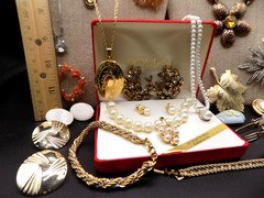 VINTAGE JEWELRY LOT Many Signed Necklaces Brooches Earrings & Bracelets (L2)