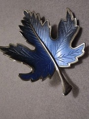 Maple leaf figural brooch, silvertone finish, blue ombre design