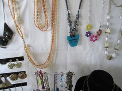 8# Vintage-Now 217pc Costume Jewelry Necklace Earrings Pins Bracelets Lot (Bb17