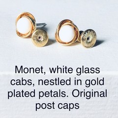 VTG POST EARRINGS SIGNED MONET SMALL WHITE CAB CENTERED IN GOLD TONE PETALS