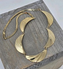 Vintage Gold Tone Scalloped Link Necklace Herringbone Chain 17 Inches Unsigned