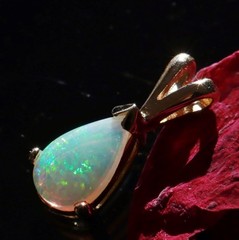14k y/gold pendant 0.30ct natural Australian fiery opal solitaire 0.80gr N3744
