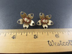 VINTAGE GOLD TONE CAMEO IN FLOWER EARRINGS ER23