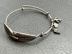 Vintage Nola FLEUR De Lis Feather Expandable Charm Bracelet New Orleans Souvenir