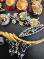 vintage costume jewelry lot of 28 in beautiful box