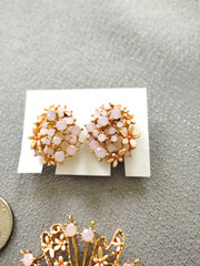 Vtg 1970’s Brooch & Clip Earrings -Pastel Pink Stones W Enameling-Daisy Design