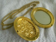 Vintage Revlon Heirloom Empty Perfume Locket Pendant Necklace Gold Tone
