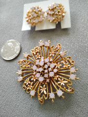 Vtg 1970’s Brooch & Clip Earrings -Pastel Pink Stones W Enameling-Daisy Design