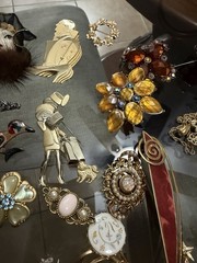 Vintage Jewelry Lot Estate Brooches/Pins 68 Pcs – Beautiful. Floral, Holiday Etc