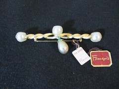 vintage costume jewelry brooch by Francois Gold tone simulated pearls New