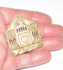 Signed MMA (Metropolitan Museum of Art) gold tone Synagogue brooch/pendant